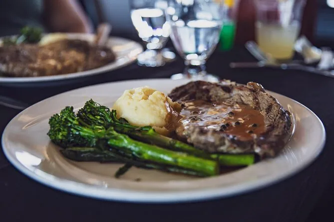 Ein angerichtetes Steak-Dinner mit Broccolini und Kartoffelpüree