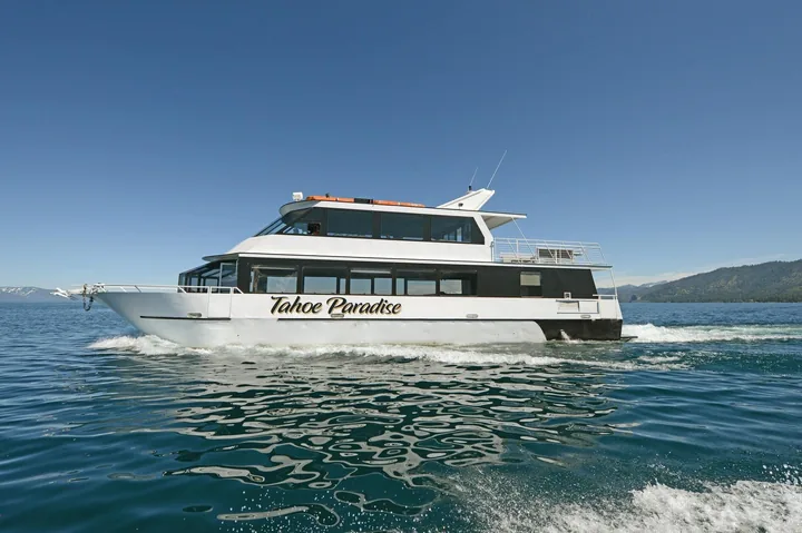 Die Yacht Tahoe Paradise mit zwei Decks auf dem Lake Tahoe